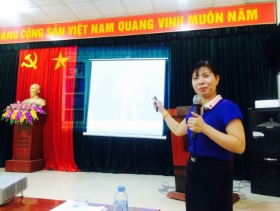 Bà Nguyễn Thị Thu Thủy - Giám đốc TT Dân số - KHHGĐ quận Nam Từ Liêm trong một buổi truyền thông CSSKSS tới người dân di cư trên địa bàn phường Phú Đô