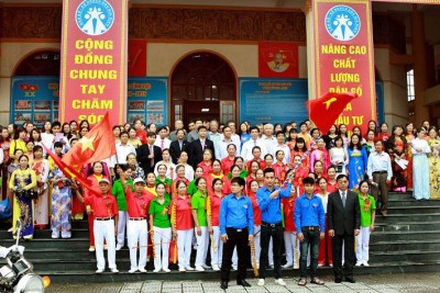Đ/c Nguyễn Khắc Hiền - Thành ủy viên - Giám đốc Sở Y tế Hà Nội trao cờ cho thanh niên, đại diện đoàn diễu hành cổ động