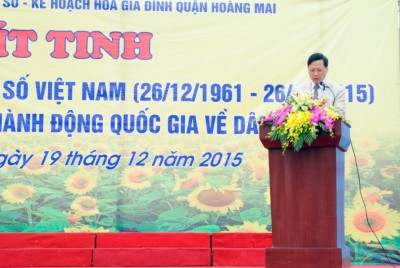 Đ/c Trần Quý Thái – Phó Chủ tịch, Trưởng BCĐ công tác DS- KHHGĐ quận Hoàng Mai trình bày báo cáo tại buổi Lễ