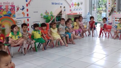 Các bé tỏ ra rất thích thú với chương trình khám sàng lọc tại trường