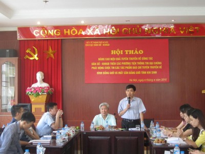 Đ/c Tạ Quang Huy – Chi cục trưởng Chi cục Dân số - KHHGĐ Hà Nội trả lời phỏng vấn của các đơn vị báo chí