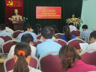 Đ/c Nguyễn Thị Hiển - Giám đốc TT Dân số - KHHGĐ huyện trình bày báo cáo tại Hội nghị