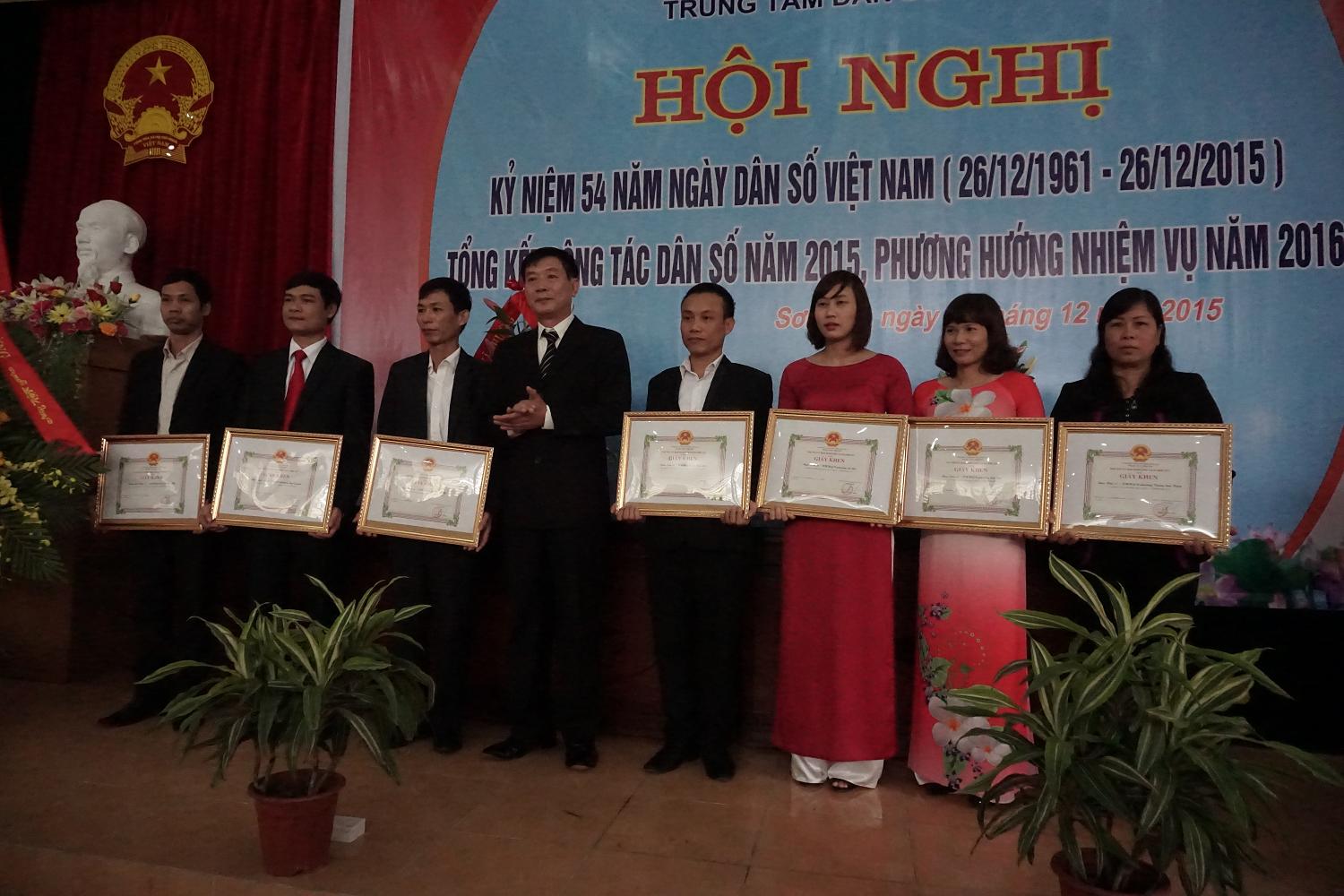 Đ/c Nguyễn Đình Lân - Phó Chi cục trưởng Chi cục DS-KHHGĐ Hà Nội trao bằng khen cho cá nhân có thành tích trong công tác DS-KHHGĐ năm 2015