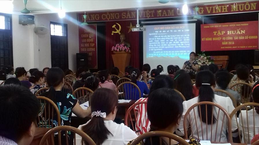Đ/c Nguyễn Thị Hiển - Giám đốc TT Dân số - KHHGĐ huyện nhiệt tình truyền đạt các kiến thức về truyền thông cho cán bộ cơ sở