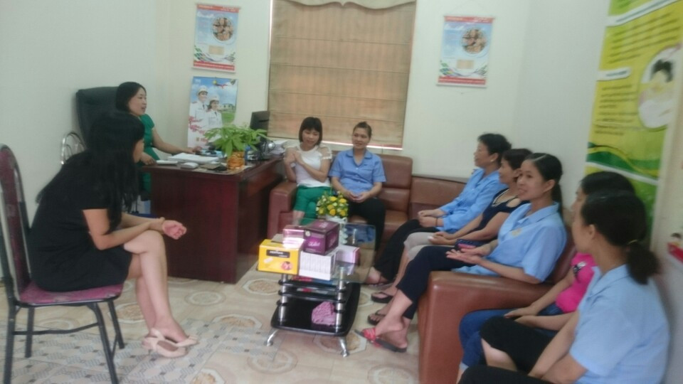 Trung tâm Dân số - KHHGĐ huyện Gia Lâm tổ chức siêu âm miễn phí và tư vấn CSSKSS cho nữ công nhân Công ty CP Dệt 10/10