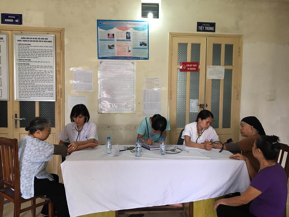 Quận Nam Từ Liêm tổ chức khám sức khỏe, tư vấn và cấp phát thuốc cho người cao tuổi trên địa bàn phường Mễ Trì