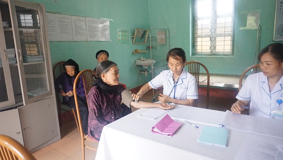 Khám sức khỏe cho người cao tuổi tại Trạm y tế xã Xuân Giang, huyện Sóc Sơn