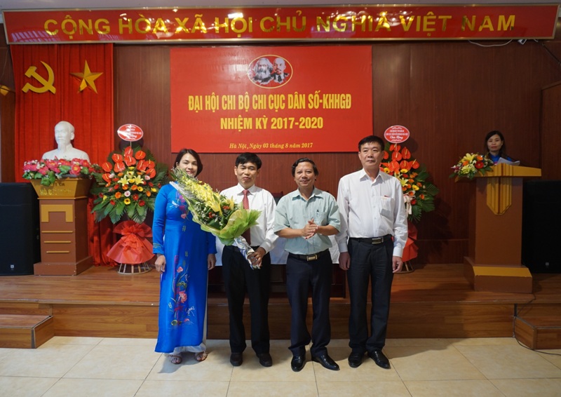 Đồng chí Hoàng Đức Hạnh - Phó Giám đốc Sở Y tế Hà Nội tặng hoa chúc mừng Ban Chi ủy nhiệm kỳ 2017 - 2020