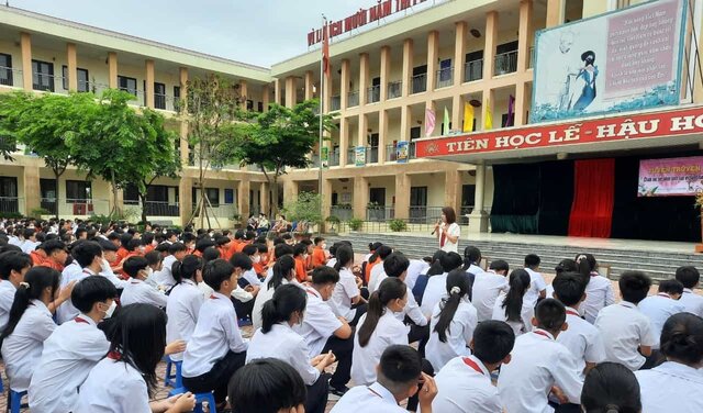 Tuyên truyền chăm sóc sức khỏe vị thành niên cho học sinh trường THCS Hồng Hà huyện Đan Phượng
