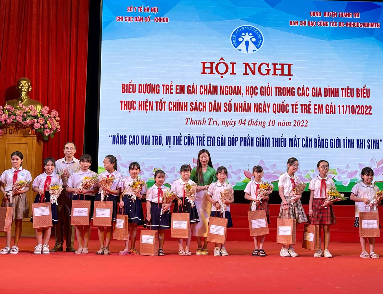 Hà Nội biểu dương 100 trẻ em gái chăm ngoan học giỏi, nỗ lực kéo giảm mất cân bằng giới tính
