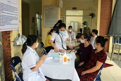 Gần 300 người có công trên địa bàn xã Hòa Chính, Phú Nam An, Đồng Phú và Hồng Phong và hơn 30 người cao tuổi thị trấn Xuân Mai được khám, tư vấn sức khỏe miễn phí