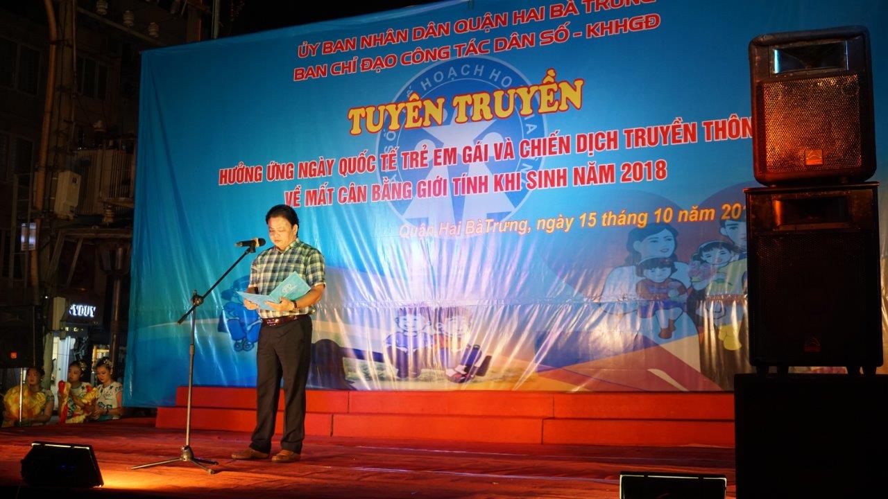 Đồng Chí Vũ Văn Hoạt - Phó chủ tịch UBND - Trưởng ban chỉ đạo công tác DS-KHHGĐ quận Hai Bà Trưng đọc diễn văn khai mạc